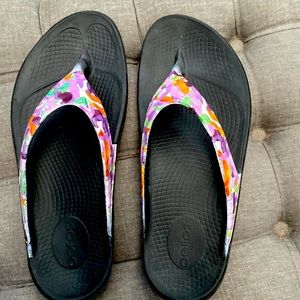 OOFOS women’s flip flops